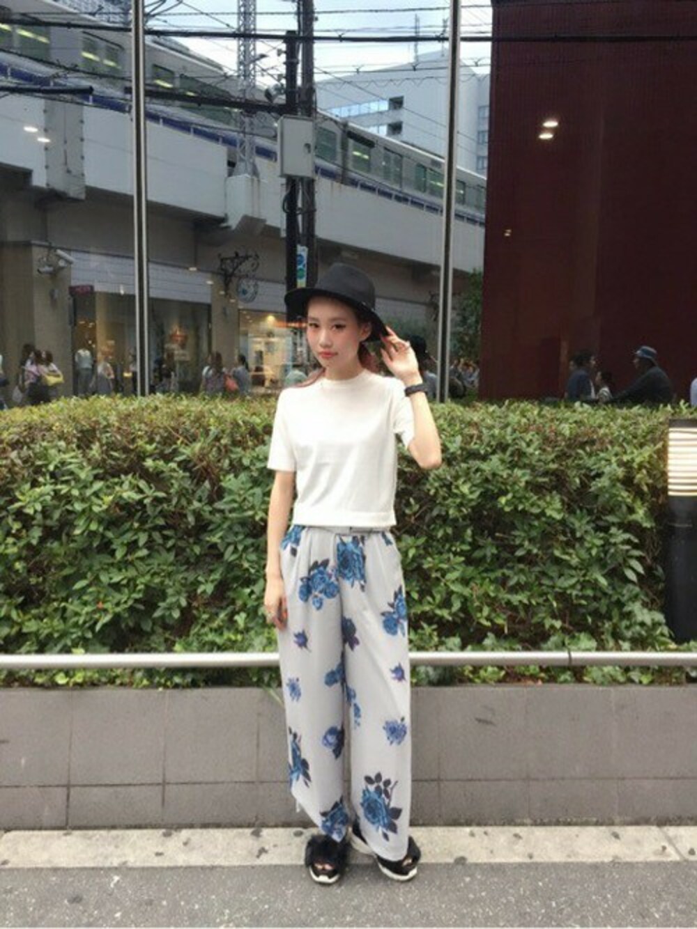 ホワイト系のニット/セーター、その他のその他パンツ、ブラック系のサンダルを着用したレディースの秋コーディネートの1枚目の写真