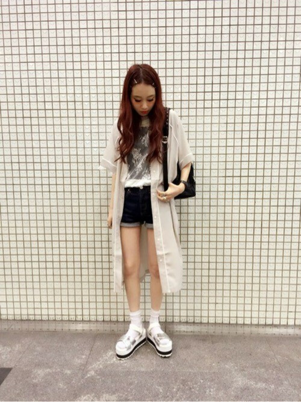 「カジュアル、ショートパンツ、Tシャツ、ガウン、jouetie」｜「jouetieのベースボールシャツガウン（ノーカラージャケット、グレー系）」を使った、jouetieさん（レディース・163cm）の秋コーディネートの1枚目の写真
