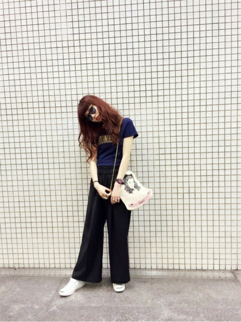 ブルー系のTシャツ/カットソー、その他のその他パンツ、ホワイト系のショルダーバッグを着用したレディースの秋コーディネートの1枚目の写真