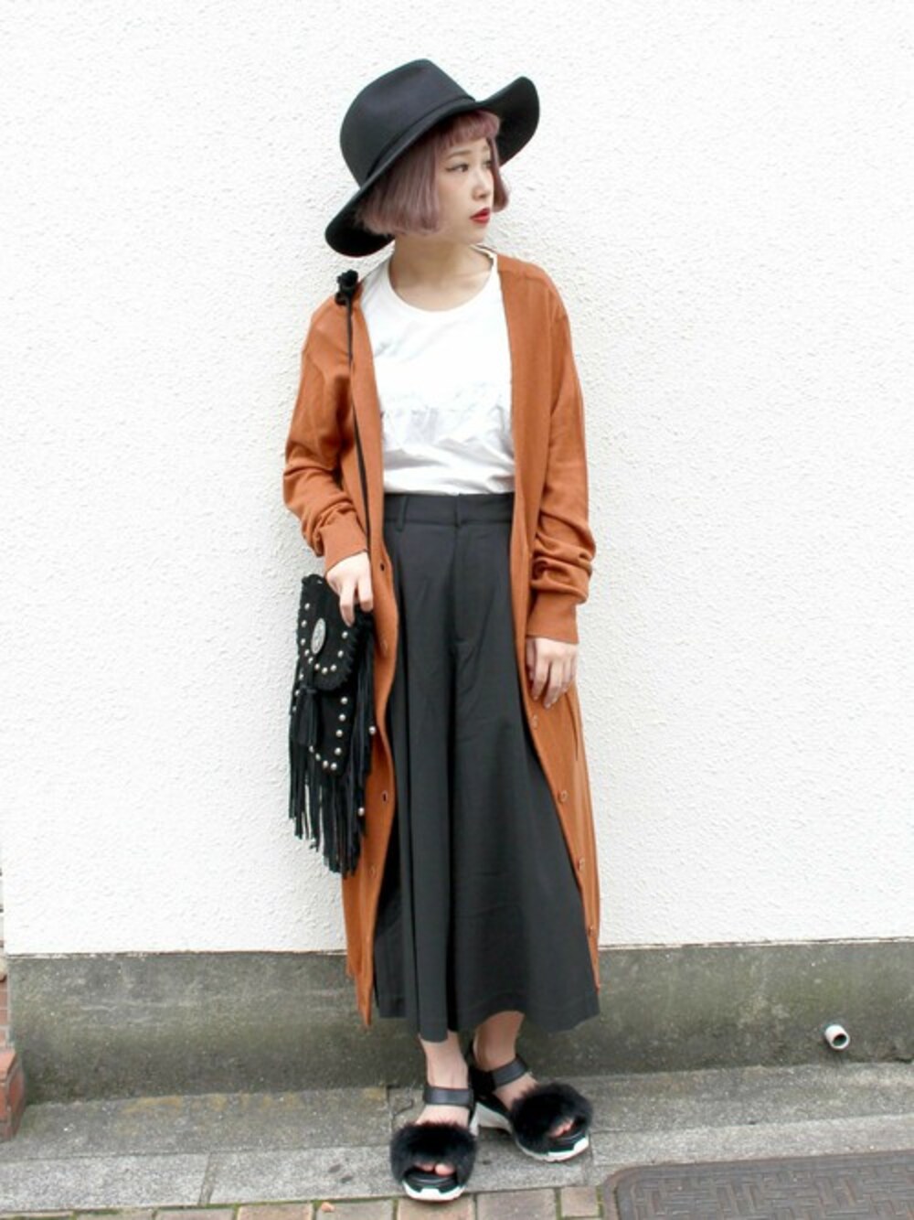 ホワイト系のTシャツ/カットソー、ブラック系のその他パンツ、イエロー系のカーディガン/ボレロを着用したレディースの秋コーディネートの1枚目の写真