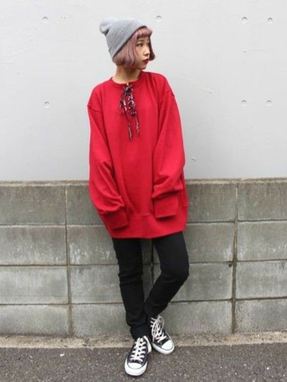 レッド系のスウェット、ブラック系のデニムパンツ、グレー系のニットキャップ/ビーニーを着用したレディースの秋コーディネートの1枚目の写真