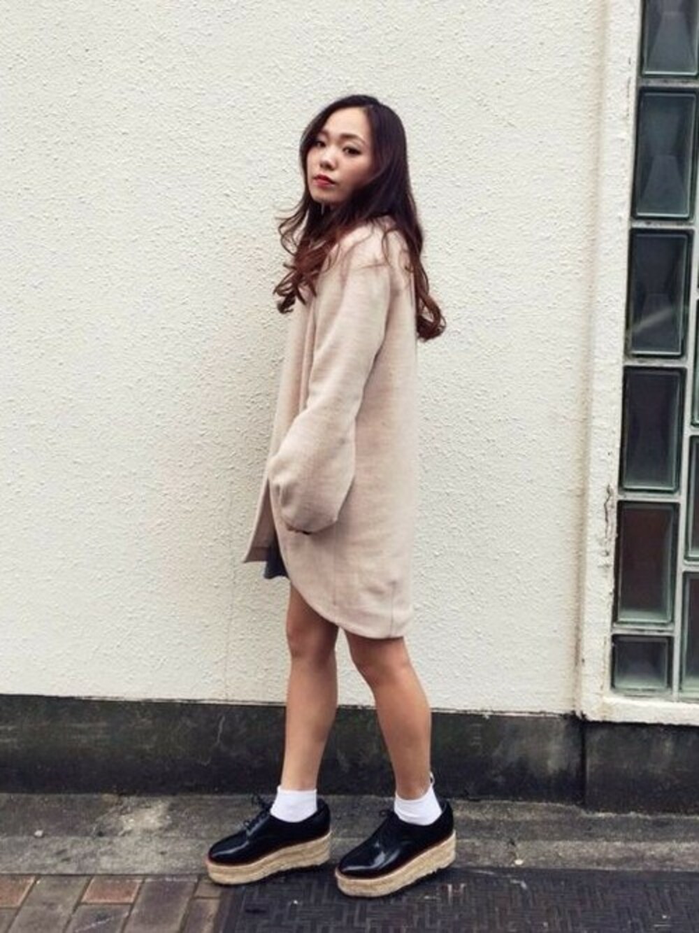「ワンピース、スタジャン、ガーリー、jouetie、厚底シューズ」｜「jouetieのBIG衿ニットソーワンピース（ワンピース、グレー系）」を使った、jouetieさん（レディース・153cm）の秋コーディネートの1枚目の写真