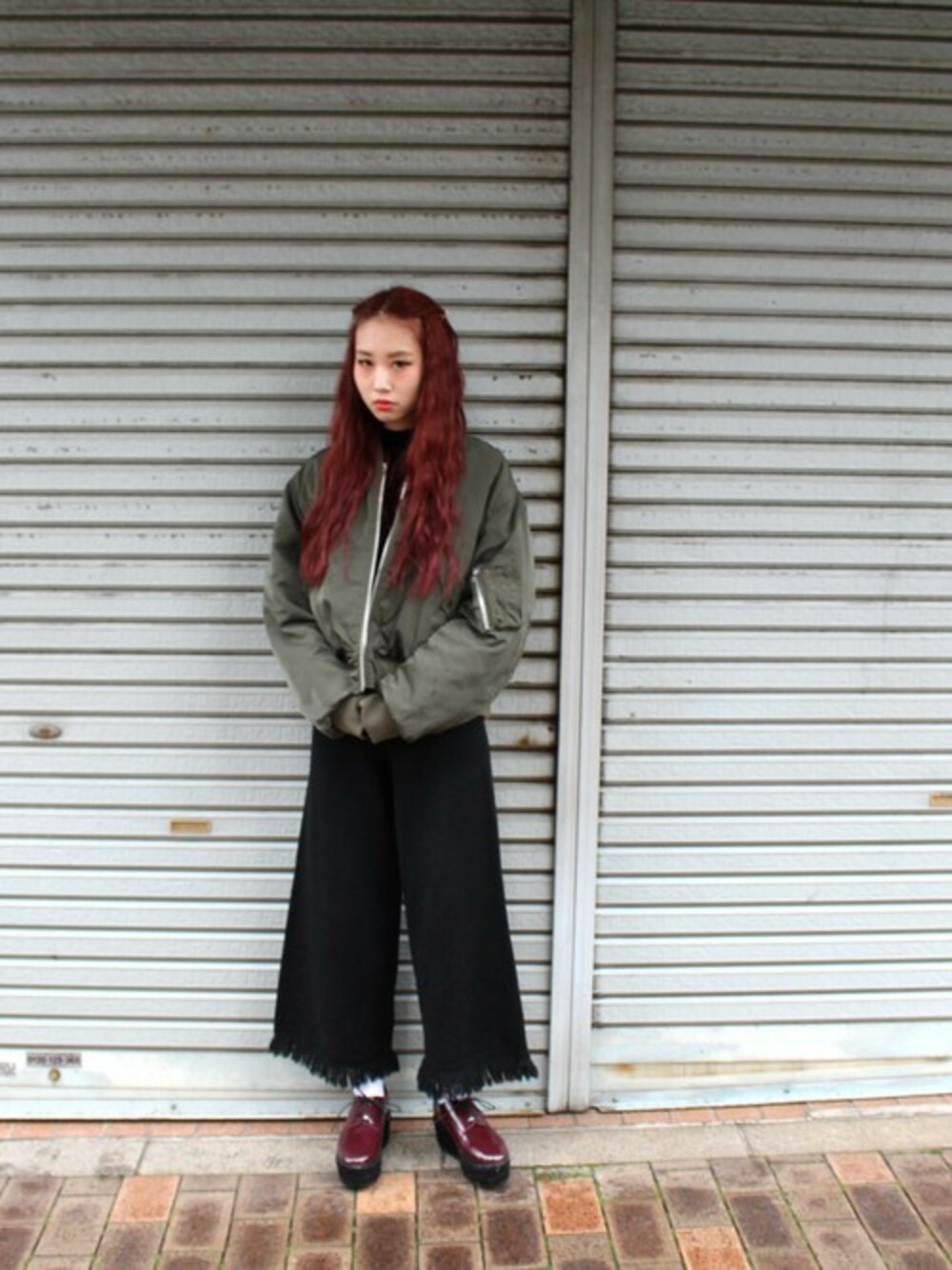 グリーン系のMA-1、ブラック系のニット/セーター、ブラック系のその他パンツを着用したレディースの冬コーディネートの1枚目の写真