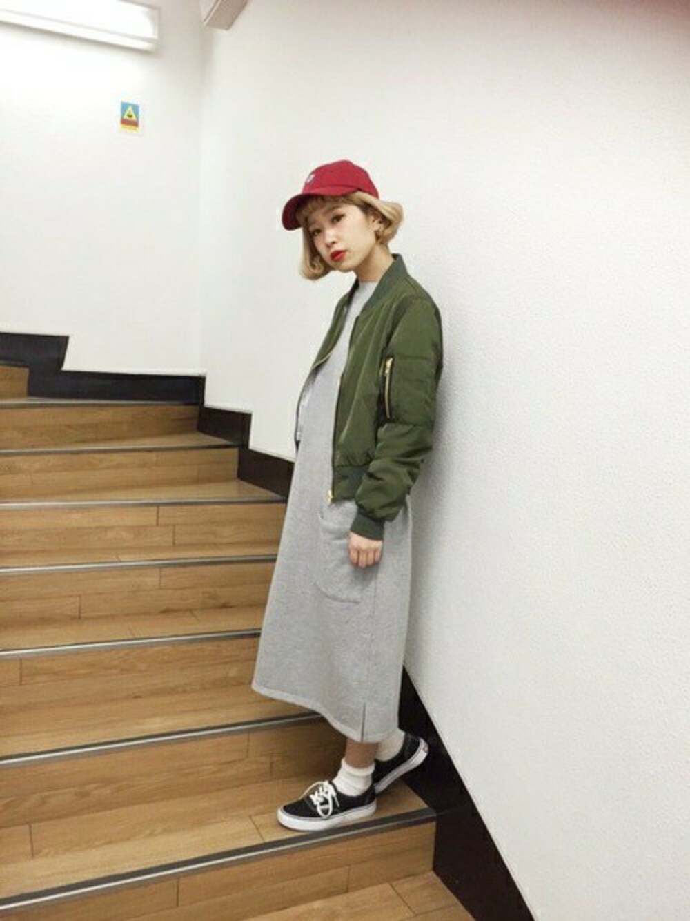 「カジュアル、MA-1、スウェットワンピース、jouetie、ワンピース×スニーカー」｜「jouetieのモックネックカットワンピース（ワンピース、グレー系）」を使った、jouetieさん（レディース・155cm）の冬コーディネートの1枚目の写真