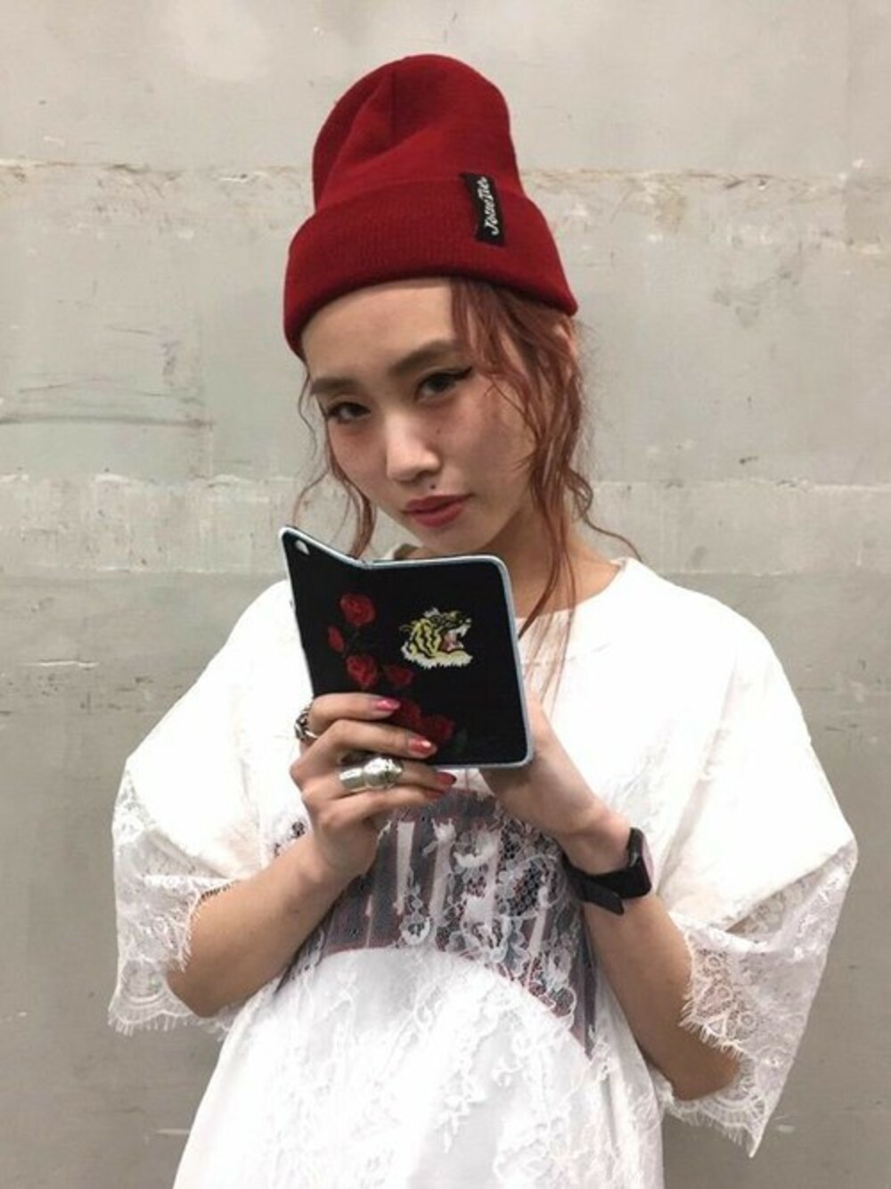 「スカジャン、ストリート、刺繍、jouetie、iPhoneケース」｜「jouetieのカレッジBIG　T（Tシャツ/カットソー、ホワイト系）」を使った、jouetieさん（レディース・163cm）の春コーディネートの1枚目の写真