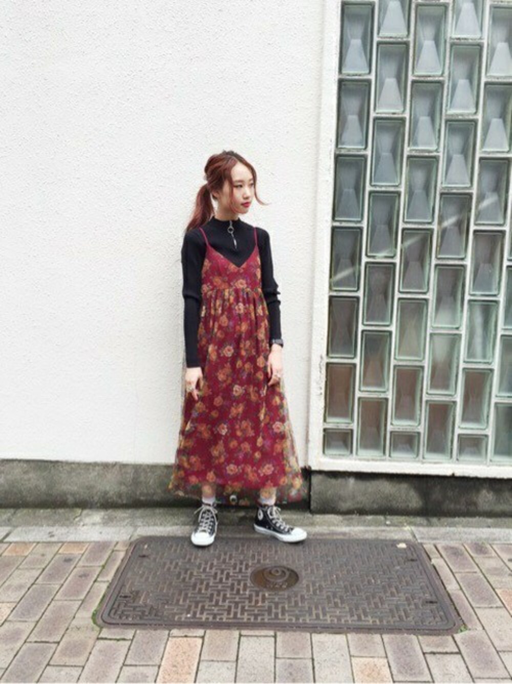 「ワンピース、花柄、jouetie、キャミワンピ、ワンピース×スニーカー」｜「jouetieのハーフジップニット（ニット/セーター、ブラック系）」を使った、jouetieさん（レディース・163cm）の秋コーディネートの1枚目の写真