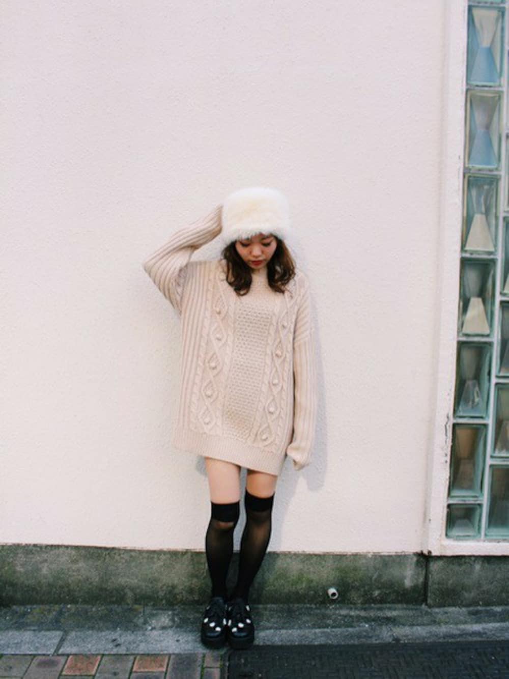 「ニット、ワンピース、ガーリー、ニーハイソックス、jouetie」｜「jouetieのポンポンルーズニット（ニット/セーター、ホワイト系）」を使った、jouetieさん（レディース・154cm）の冬コーディネートの1枚目の写真