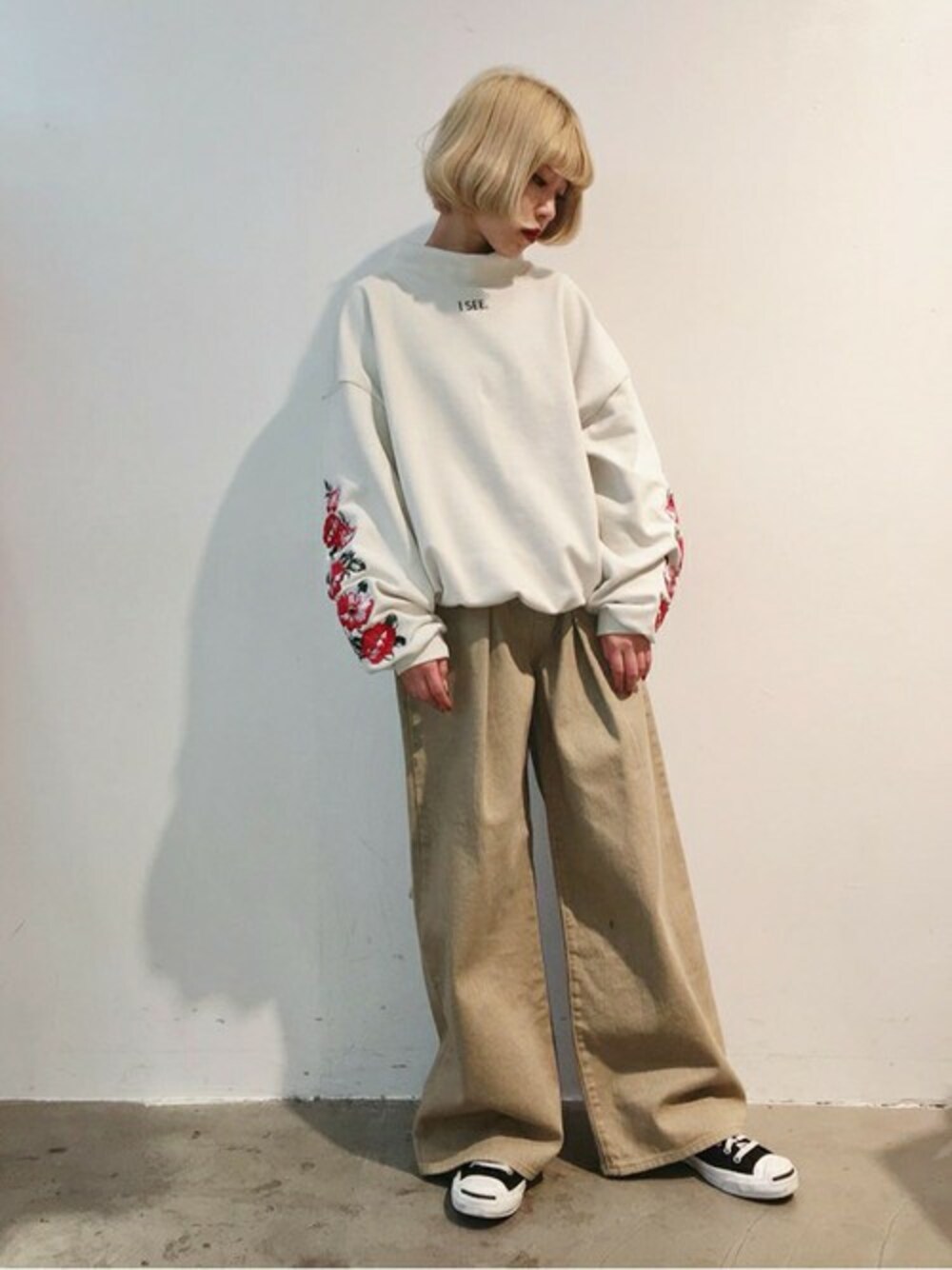 ホワイト系のスウェット、ベージュ系のその他パンツを着用したレディースの冬コーディネートの1枚目の写真