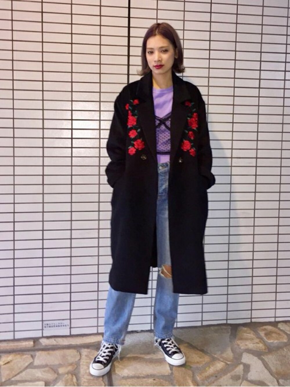 「デニム、カジュアル、チェスターコート、刺繍、jouetie」｜「jouetieのシシュウチェスターコート（チェスターコート、ブラック系）」を使った、jouetieさん（レディース・166cm）の冬コーディネートの1枚目の写真