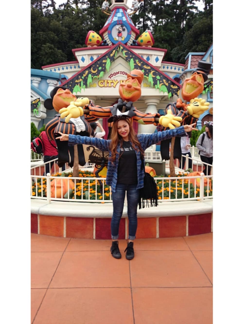 「ディズニーランド、Disneyland、TDL、ペアルック、ネイティブ、ネイティブ柄、ロールアップ、ハイカット、スニーカー、ミッキー」｜「UNIQLOのアイテム（シャツ/ブラウス、ブルー系）」を使った、mai☆maiさん（メンズ・160cm）の秋コーディネートの1枚目の写真