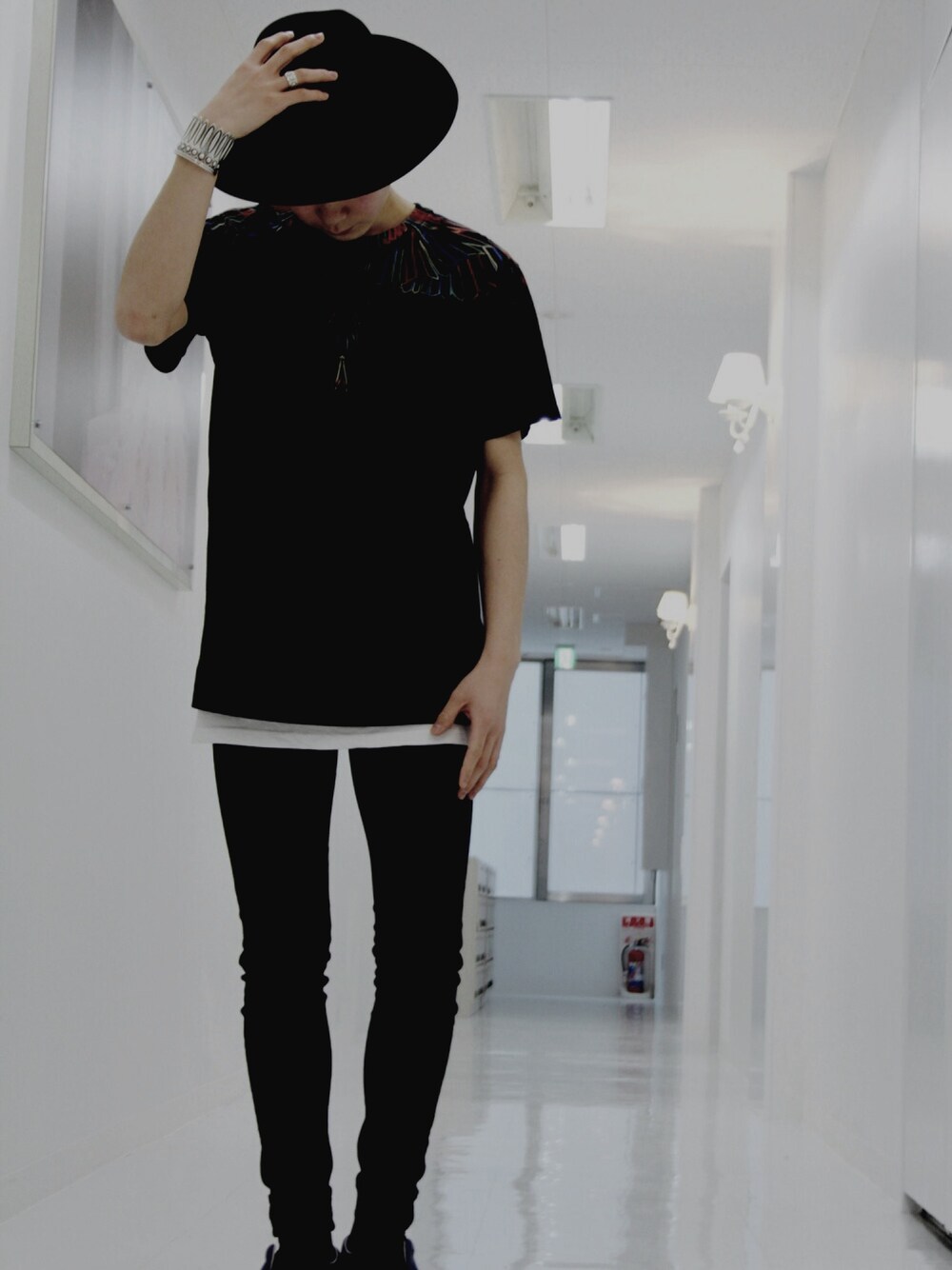 その他のTシャツ/カットソー、ホワイト系のTシャツ/カットソー、ブラック系のその他パンツを着用したメンズの春コーディネートの1枚目の写真