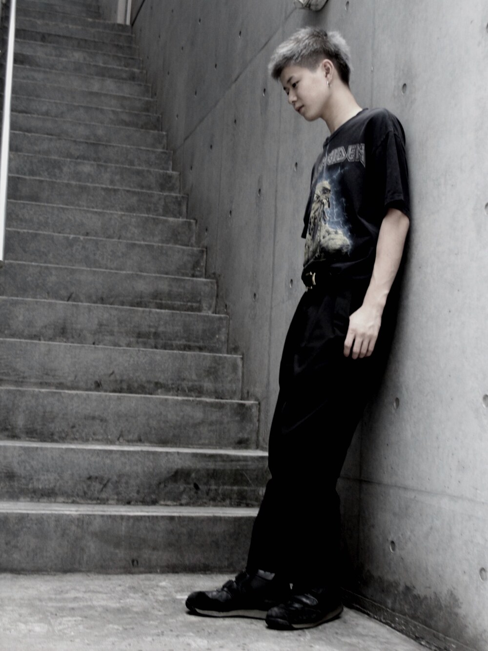 ブラック系のTシャツ/カットソー、ブラック系のスラックス、ブラック系のブーツを着用したメンズの夏コーディネートの1枚目の写真