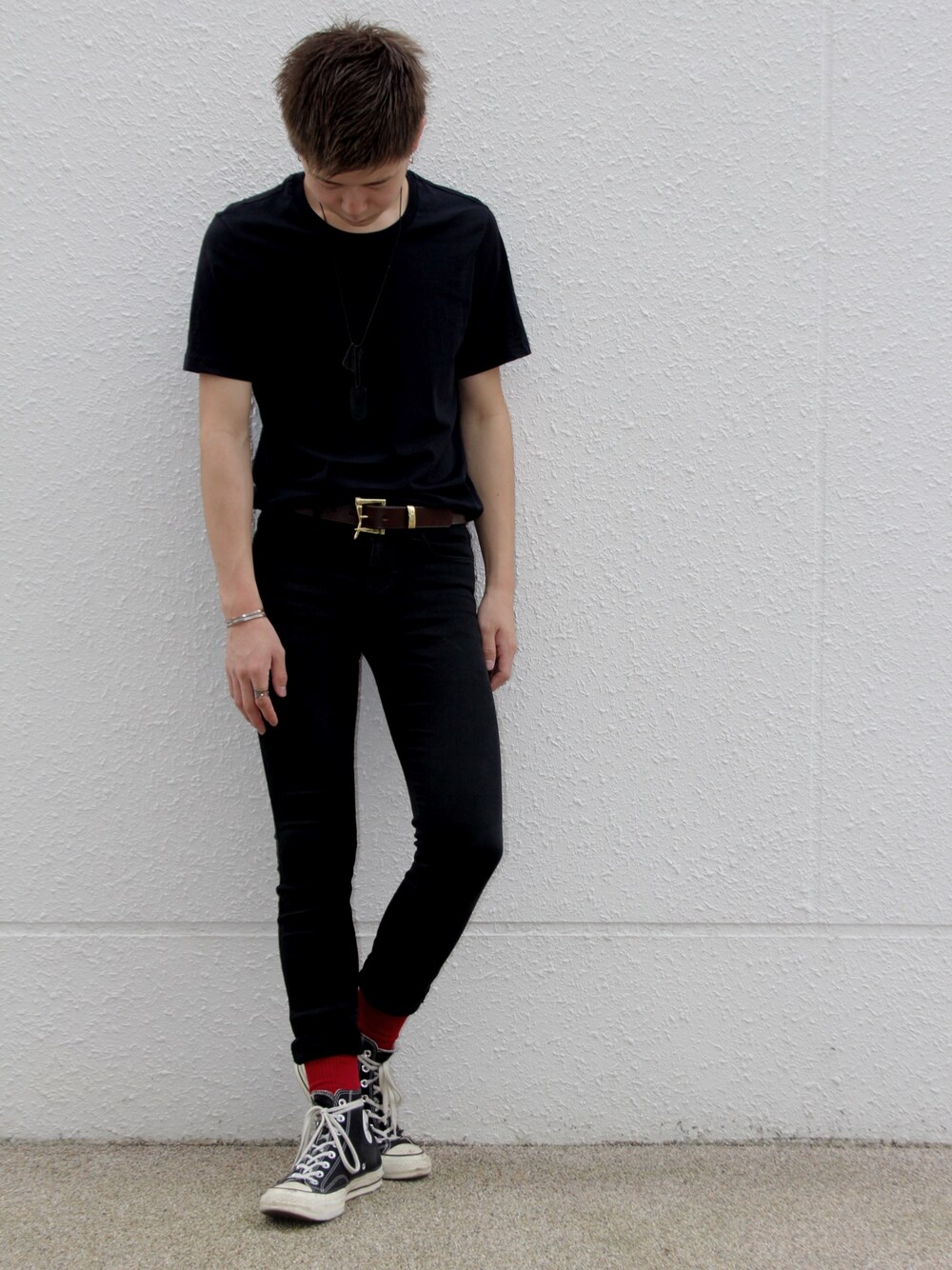 ブラック系のその他パンツ、ブラック系のスニーカー、ブラック系のTシャツ/カットソーを着用したメンズの秋コーディネートの1枚目の写真