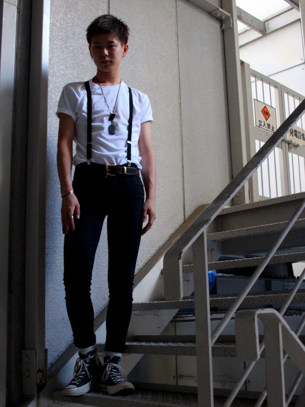 ブラック系のその他パンツ、ブラック系のスニーカー、ホワイト系のTシャツ/カットソーを着用したメンズの秋コーディネートの1枚目の写真