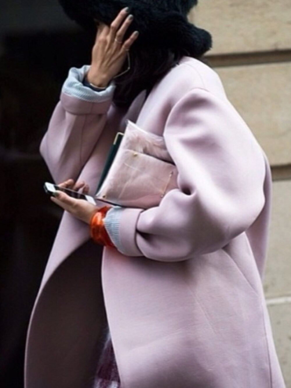 バッグを着用したレディースの春コーディネートの1枚目の写真