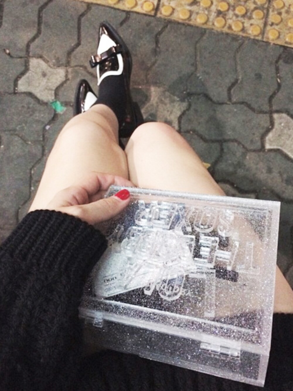 バッグを着用したレディースの秋コーディネートの1枚目の写真