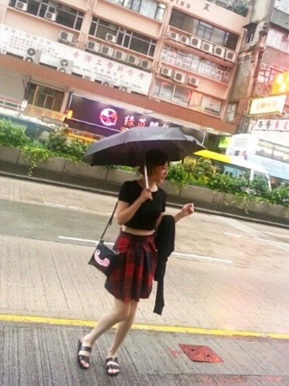 ブラック系のショルダーバッグを着用したレディースの秋コーディネートの1枚目の写真