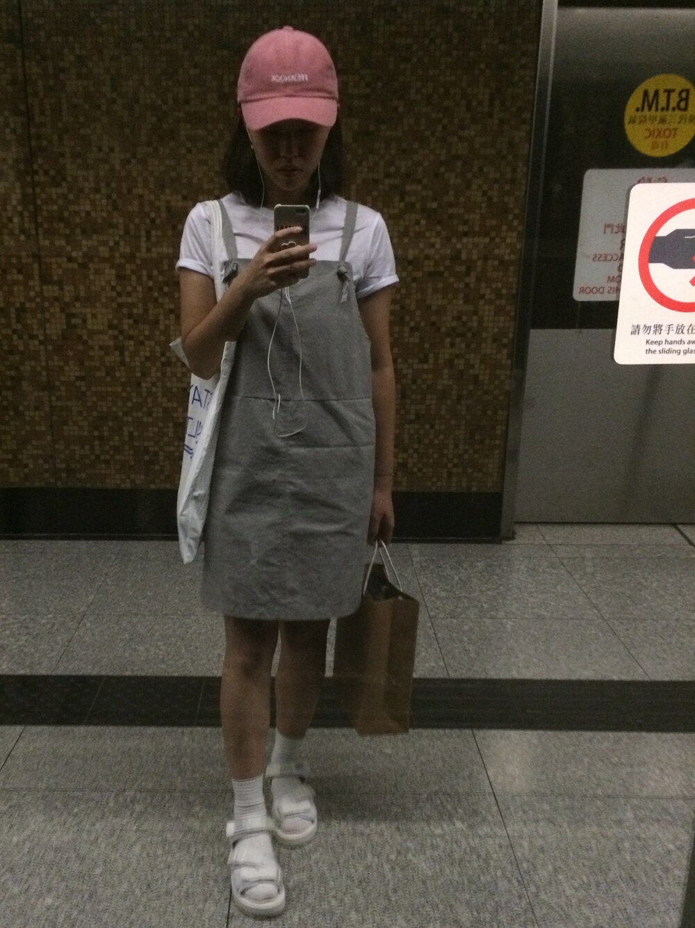 「pink、onepiece、CAP」｜「korean street brandのアイテム（ワンピース、グレー系）」を使った、Tochingmamさん（レディース・162cm）の秋コーディネートの1枚目の写真