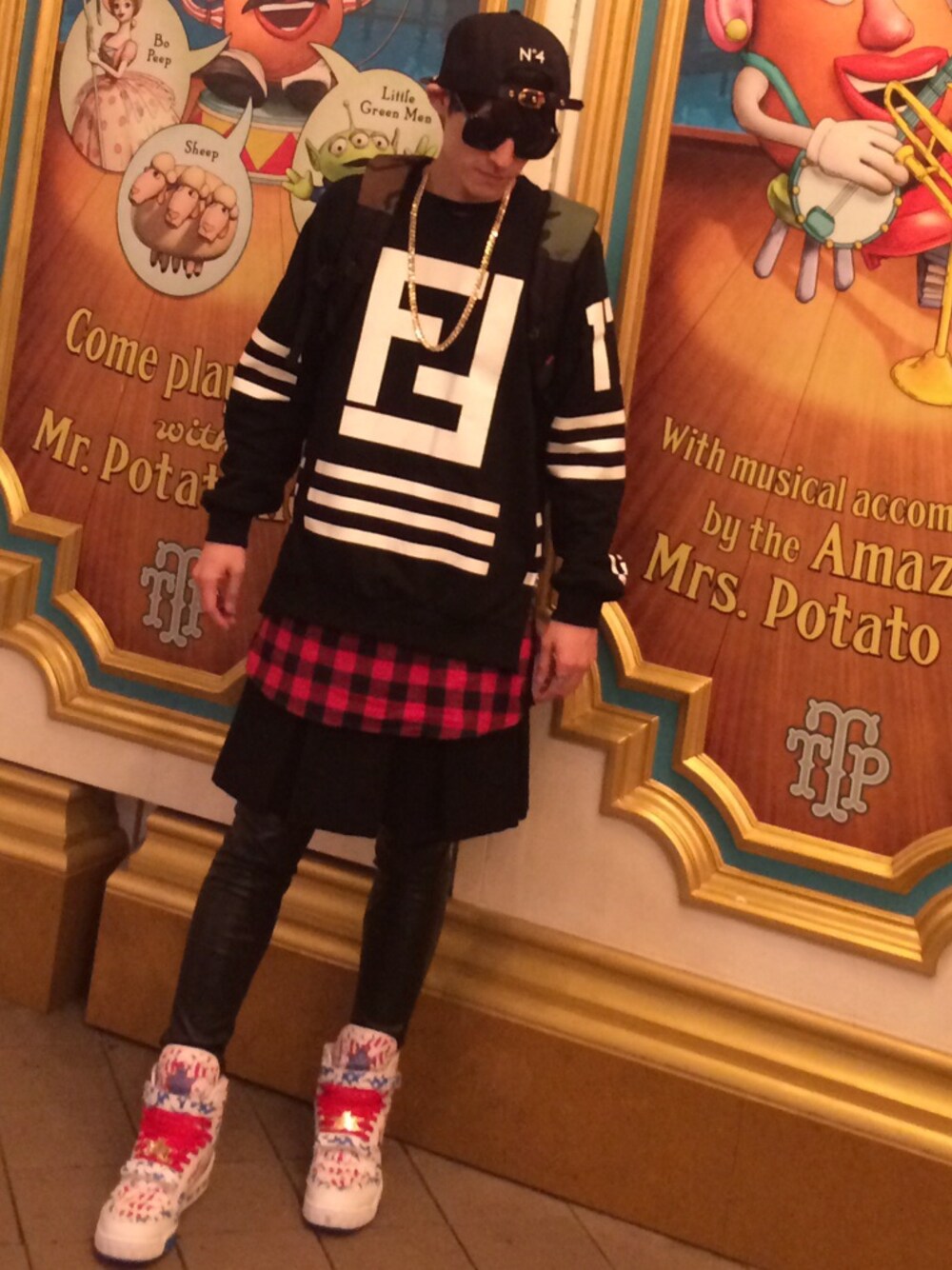 「スニーカー、スカート、レザー、バックパック、キャップ、レギンス、シャネル、シュプリーム」｜「DNINE RESERVE LUMBERJACK ELONGATED T-SHIRTS（Tシャツ/カットソー、レッド系）」を使った、SHOさん（メンズ・179cm）の春コーディネートの1枚目の写真