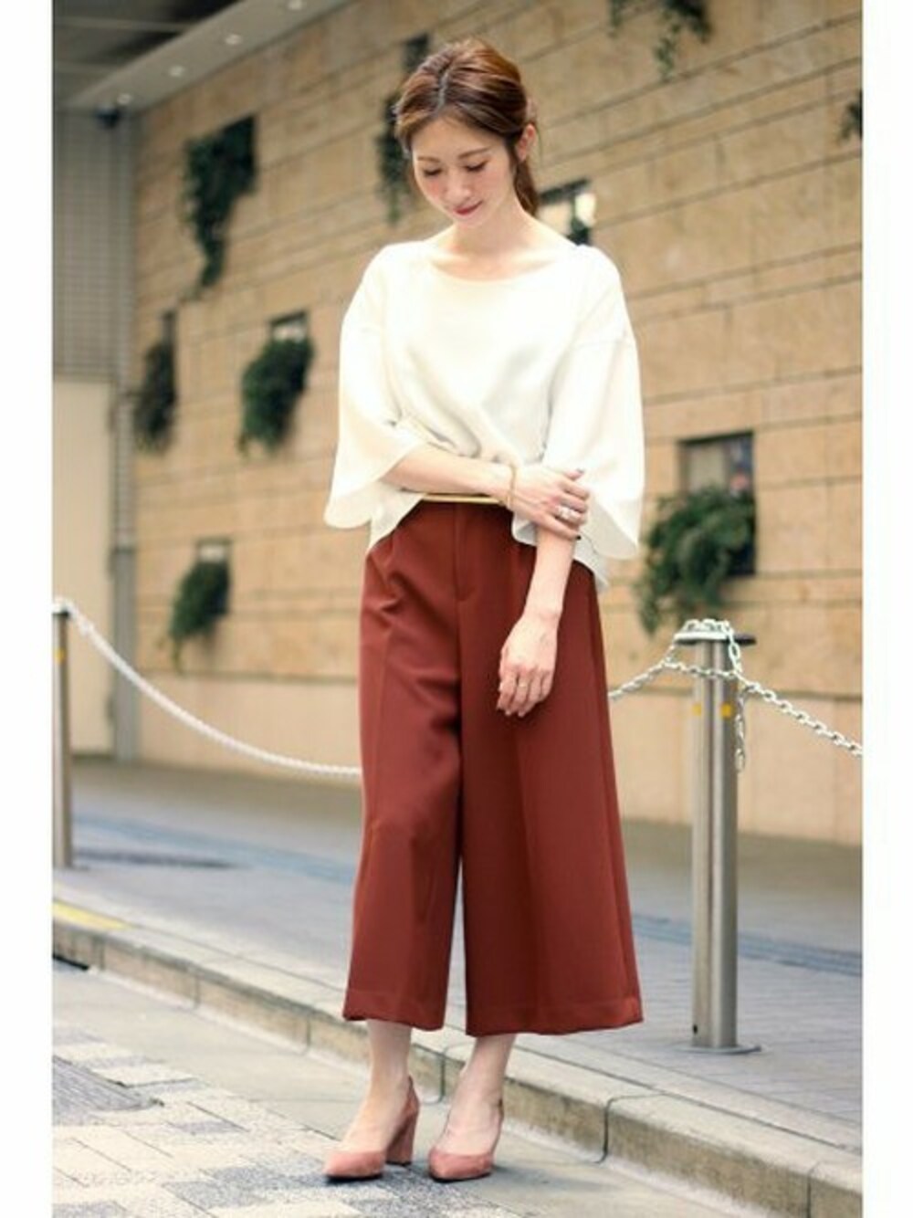 「パンプス、トレンド、大人カジュアル、ワイドパンツ、フレア、チャンキーヒール、Spick & Span(Spick & Span)、袖フレア、マホガニー、ダブルクロスパンツ」｜「Spick & Spanのダブルクロス クロップカラーパンツ◆（その他パンツ、ブラウン系）」を使った、Yukoさん（レディース・166cm）の夏コーディネートの1枚目の写真