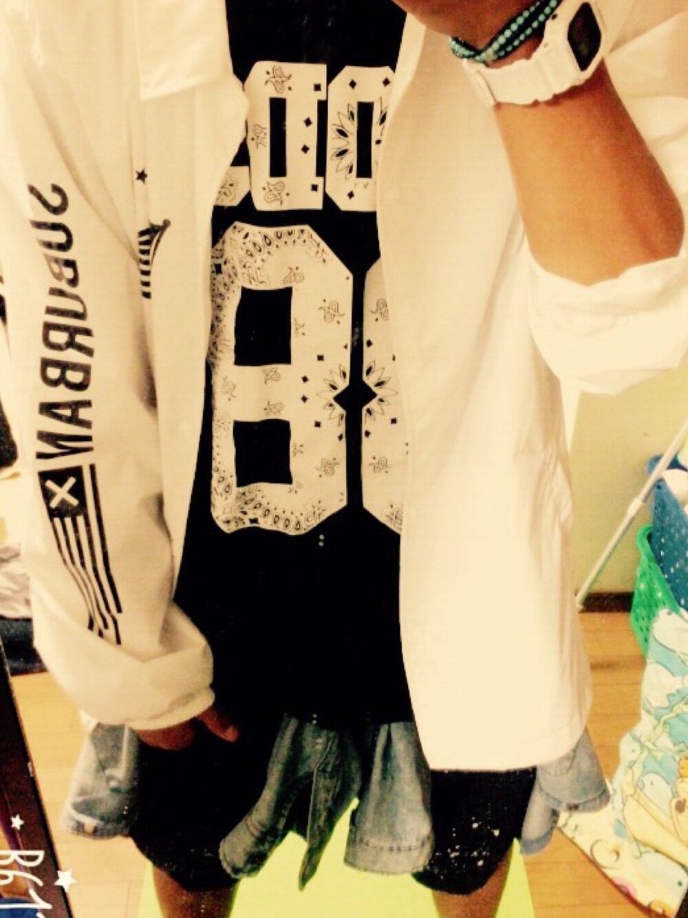 「コーチジャケット、ストリートMIX、LILWHITE.、腰巻きスタイル、ナンバーTシャツ、白、黒、デニムシャツ、雨の日コーデ」｜「SPINNSのアイテム（Tシャツ/カットソー、ブラック系）」を使った、Re-Haさん（メンズ・170cm）の夏コーディネートの1枚目の写真