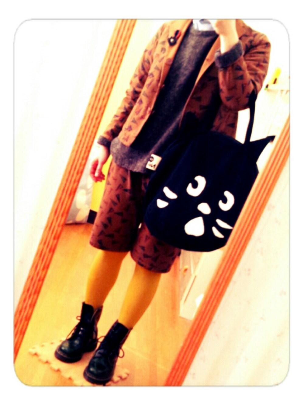 ブラウン系のテーラードジャケット、ブルー系のその他トップス、ブラック系のトートバッグを着用したレディースの冬コーディネートの1枚目の写真