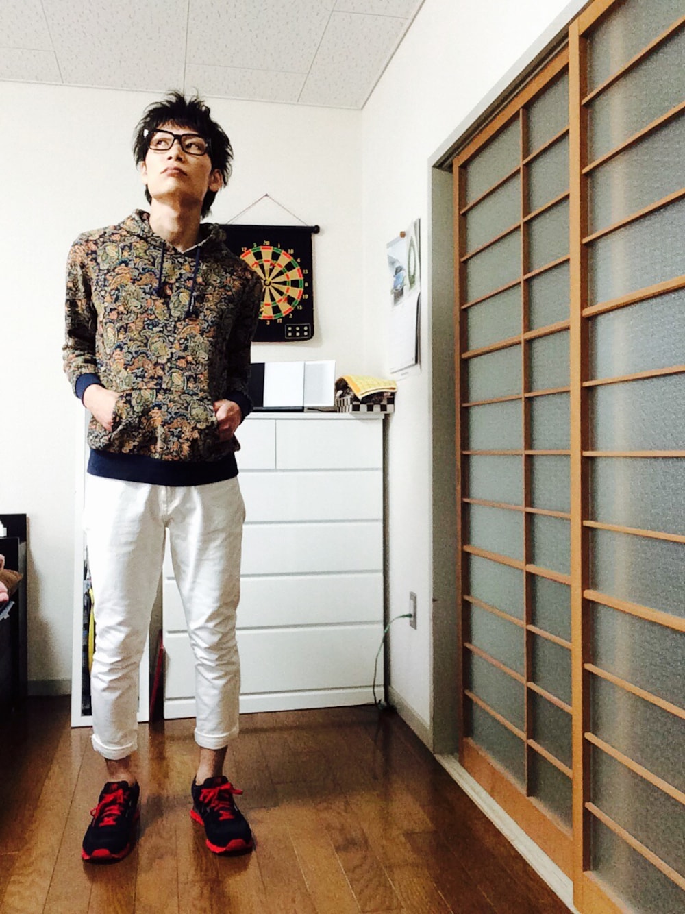 「ホワイトパンツ、パーカー」｜「CHAPTER WORLD PREMIUMのNew Balance ML574 (ML574NRC)（スニーカー、ブラック系）」を使った、t.c.r×2さん（メンズ・172cm）の春コーディネートの1枚目の写真