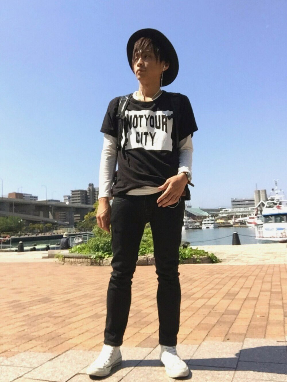 ホワイト系のスニーカー、ブラック系のTシャツ/カットソー、ホワイト系のTシャツ/カットソーを着用したメンズの春コーディネートの1枚目の写真