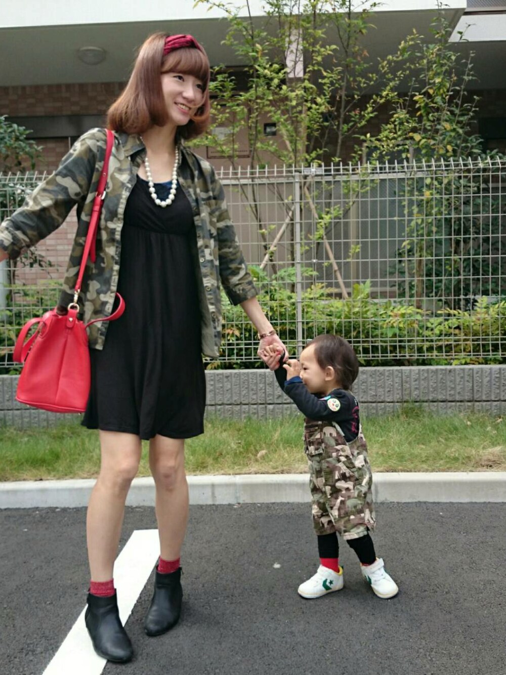 「迷彩、親子コーデ、おそろいコーデ、パールネックレス、迷彩サロペット、一歳」｜「しまむらのアイテム（シャツ/ブラウス、グリーン系）」を使った、macocoさん（レディース・165cm）の秋コーディネートの1枚目の写真