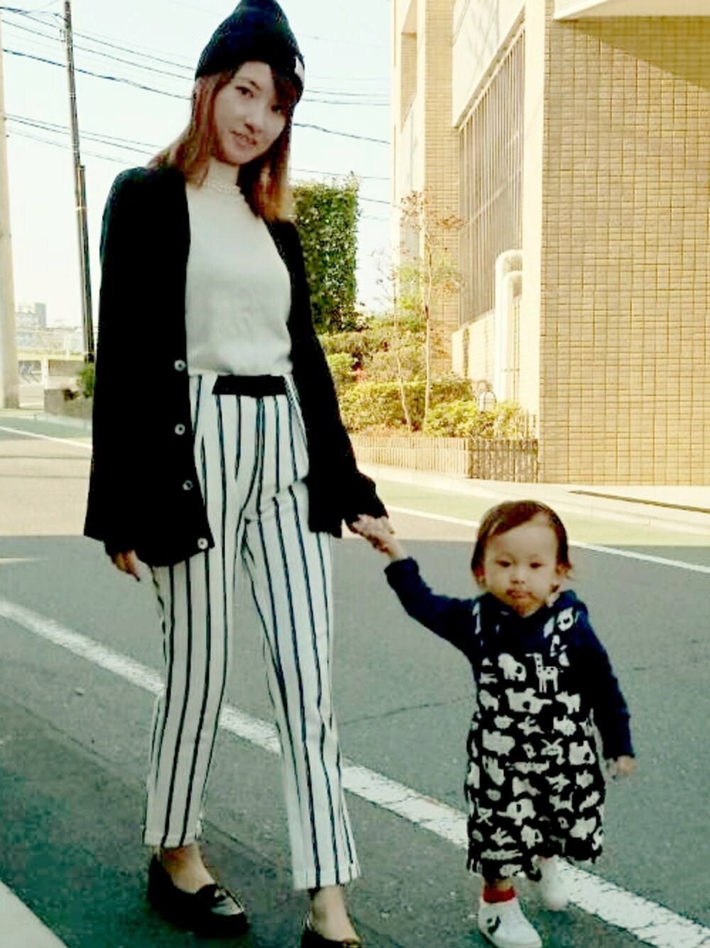「親子コーデ、おそろいコーデ、モノトーン、ニット帽、カーディガン」｜「earth music&ecologyのアイテム（ニット/セーター、ホワイト系）」を使った、macocoさん（レディース・165cm）の秋コーディネートの1枚目の写真