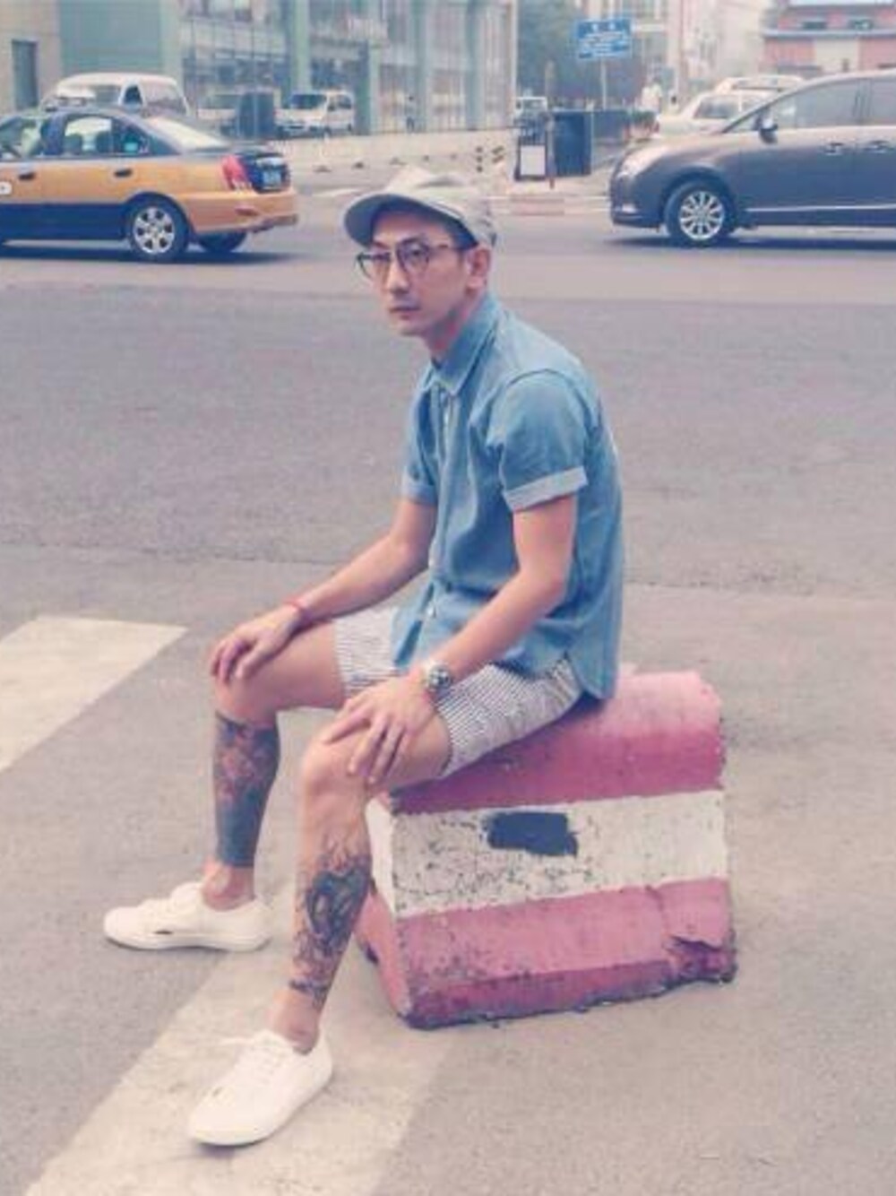 ブルー系のシャツ/ブラウスを着用したメンズの秋コーディネートの1枚目の写真