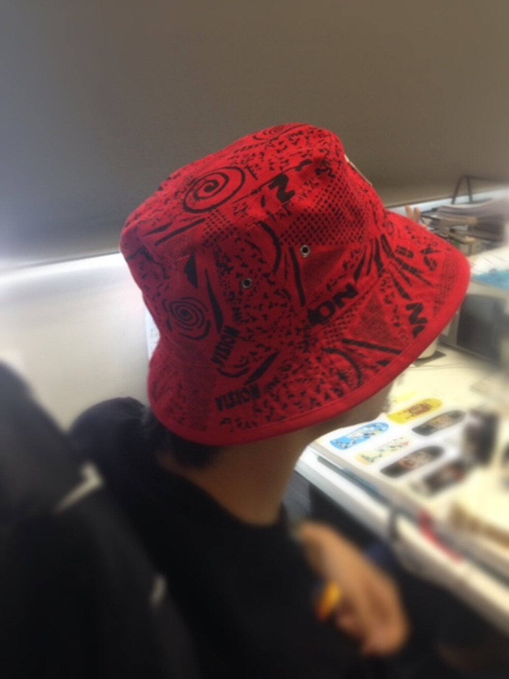 「red、hat、VISIONSTREETWEAR、BUCKET HAT」｜「VISION STREET WEARの Vision Spray Can Logo Reversible Bucket Hat（キャップ、レッド系）」を使った、UNITYSTOREさん（メンズ・180cm）の秋コーディネートの1枚目の写真