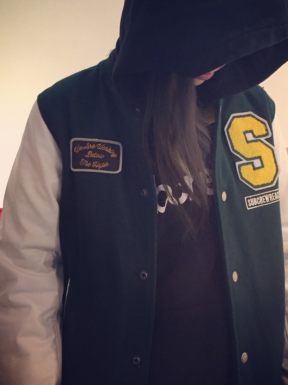 「black、green、sweater、Subcrew、baseball jacket」｜「SubcrewのSubcrew Basic Subcrew Logo World Map Sweater（パーカー、ブラック系）」を使った、UNITYSTOREさん（レディース・162cm）の冬コーディネートの1枚目の写真