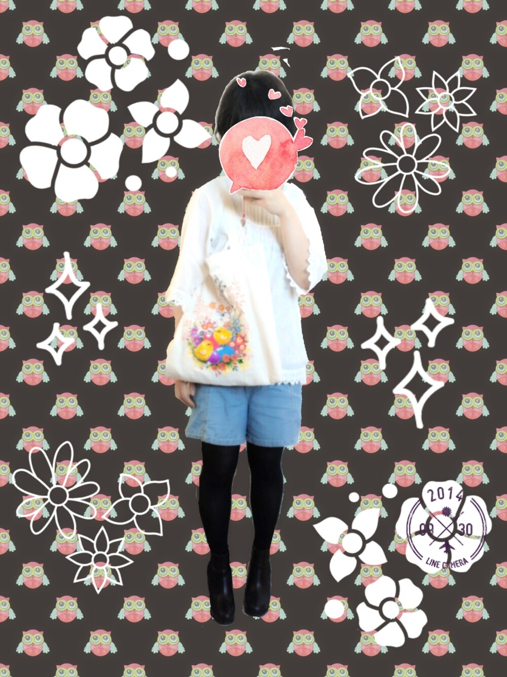 ブラック系のブーティ、ホワイト系のシャツ/ブラウス、ブルー系のその他パンツを着用したレディースの秋コーディネートの1枚目の写真