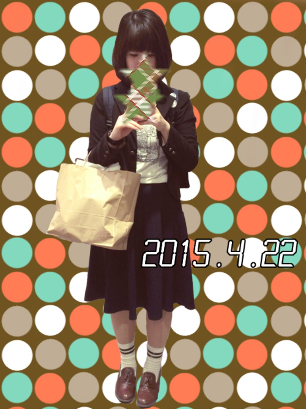 ブラウン系のその他シューズ、ホワイト系のTシャツ/カットソー、ブルー系のスカートを着用したレディースの春コーディネートの1枚目の写真