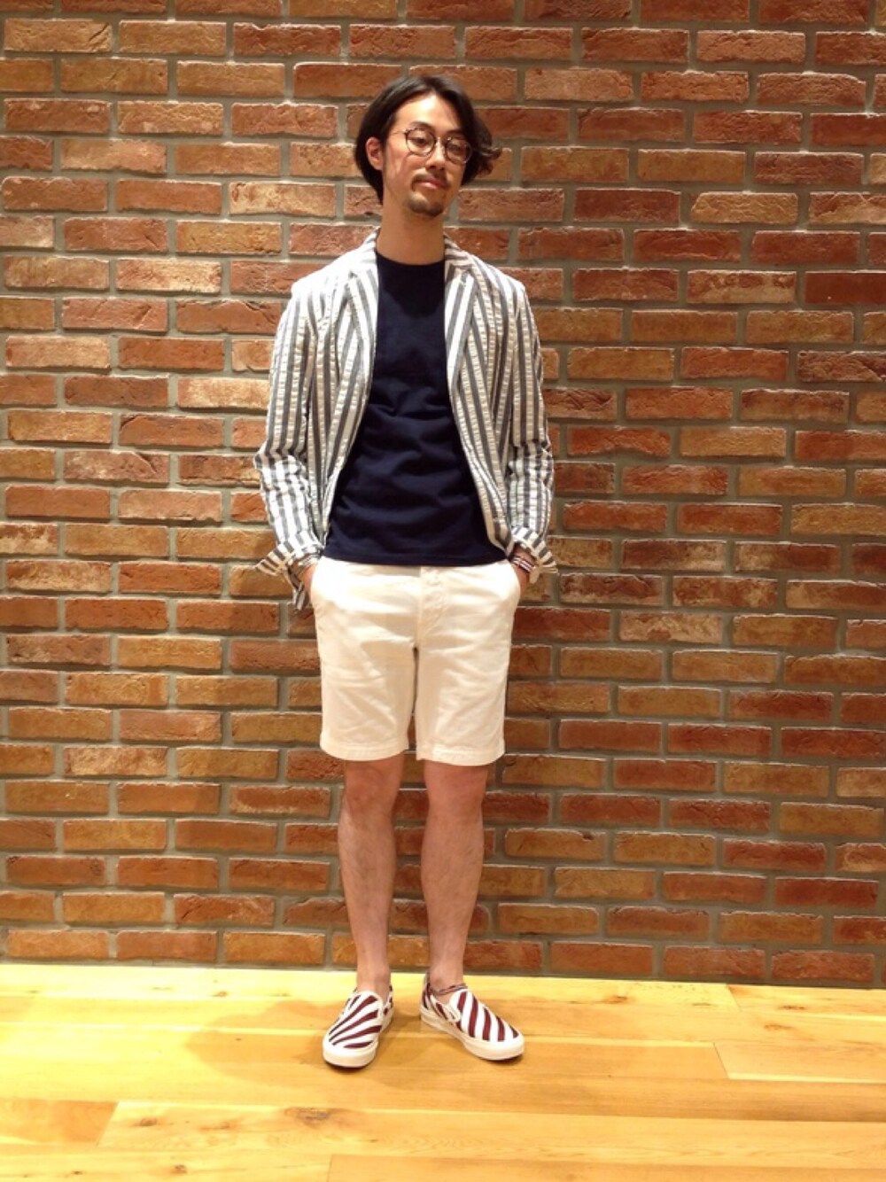 「URBAN RESEARCH、ジャケット、ショーツ、大人カジュアル、URBAN RESEARCH MENS、VANSのスニーカー、夏コーデ」｜「URBAN RESEARCHのUR インディゴサッカージャケット（その他アウター、その他）」を使った、FUJIWARAさん（メンズ・177cm）の夏コーディネートの1枚目の写真