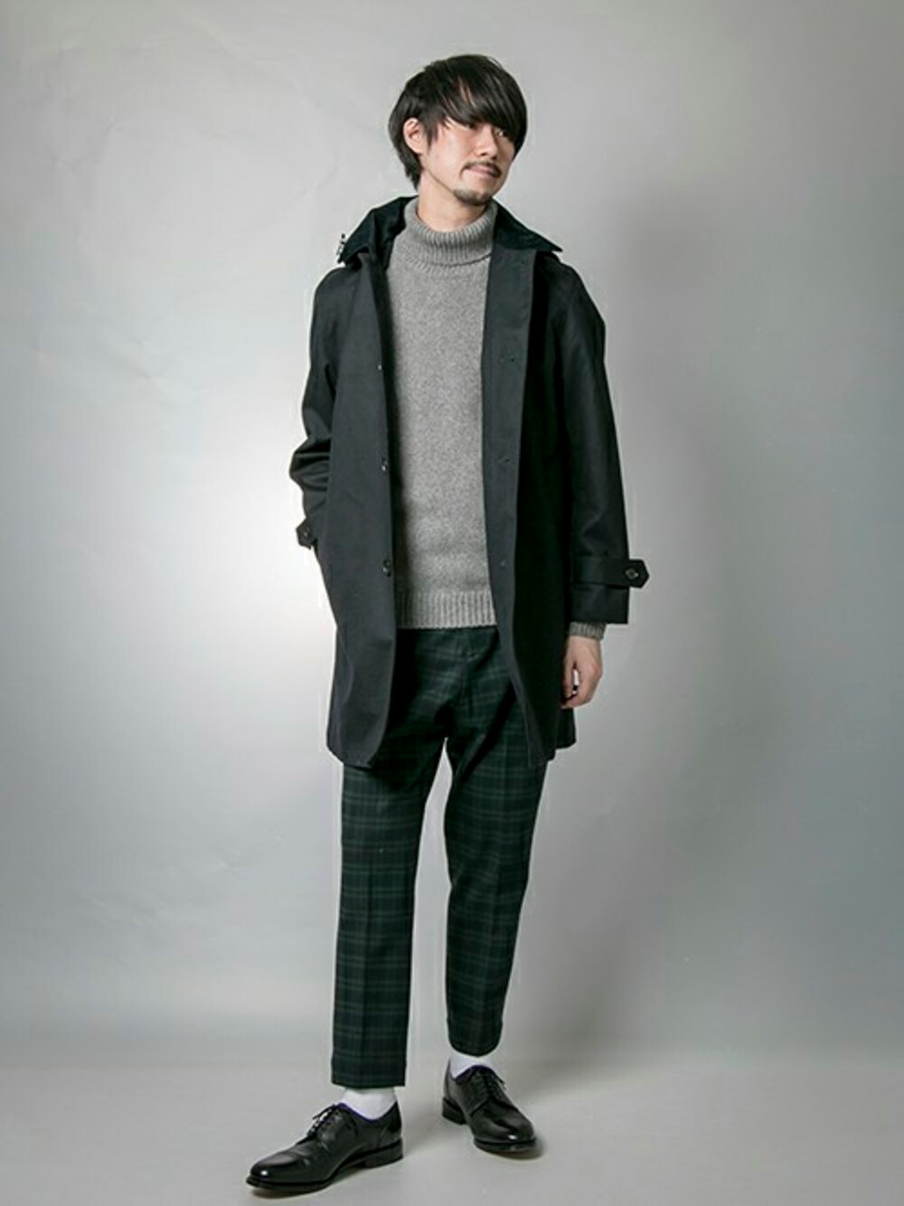 「ステンカラーコート、タートルニット、アーバンリサーチ、タートルネック、チェックパンツ、革靴、フードコート、URBAN RESEARCH MENS」｜「URBAN RESEARCHのUR ウールボンディングコート（ステンカラーコート、ブルー系）」を使った、FUJIWARAさん（メンズ・177cm）の秋コーディネートの1枚目の写真