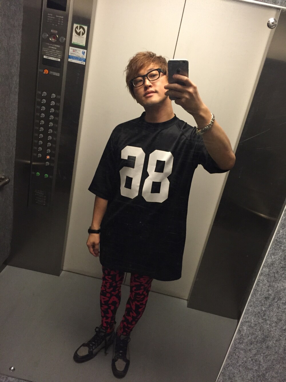 「LOUIS VUITTONのアイテム（レギンス/スパッツ、ブラック系）」を使った、スマイル君さん（メンズ・169cm）の春コーディネートの1枚目の写真