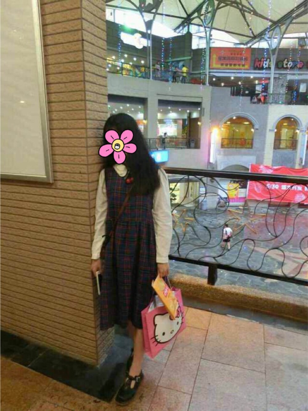 「603のアイテム（ワンピース、ブルー系）」を使った、骨鸠亦思さん（レディース・158cm）の春コーディネートの1枚目の写真
