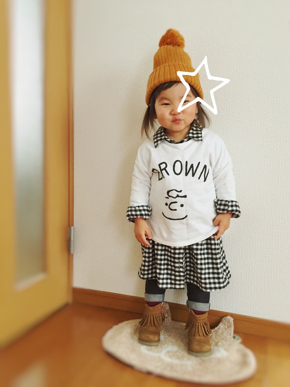 ホワイト系のTシャツ/カットソー、ブラック系のワンピース、ブラウン系のブーツを着用したキッズの冬コーディネートの1枚目の写真