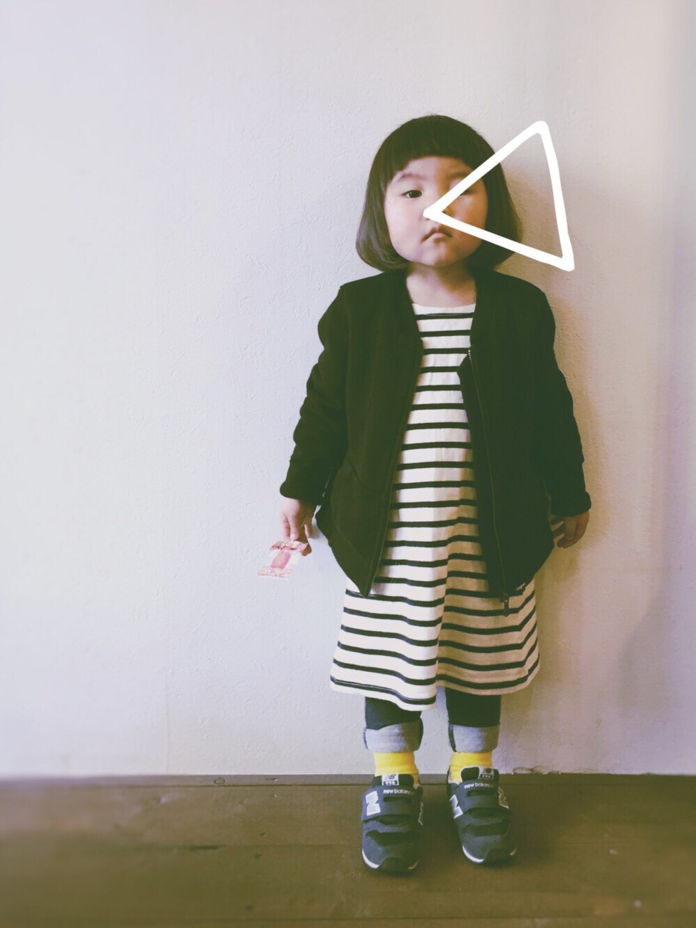 ブラック系のブルゾン、ホワイト系のワンピース、ブルー系のスニーカーを着用したキッズの春コーディネートの1枚目の写真