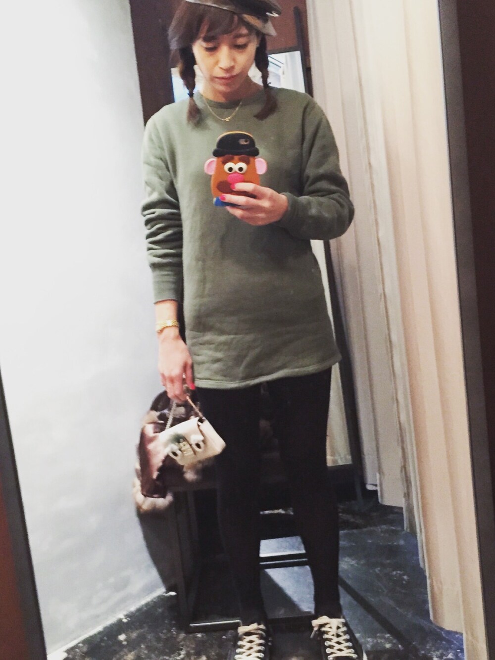 「USA converse、FENDI、military」｜「MILITARYのアイテム（Tシャツ/カットソー、グリーン系）」を使った、mifffunさん（レディース・162cm）の冬コーディネートの1枚目の写真