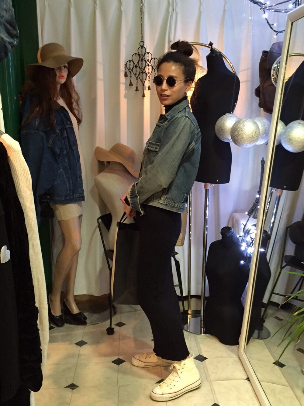 「vintage、USA converse、JeanpaulGAULTTEN」｜「Levi'sのアイテム（デニムジャケット、ブルー系）」を使った、mifffunさん（レディース・162cm）の冬コーディネートの1枚目の写真