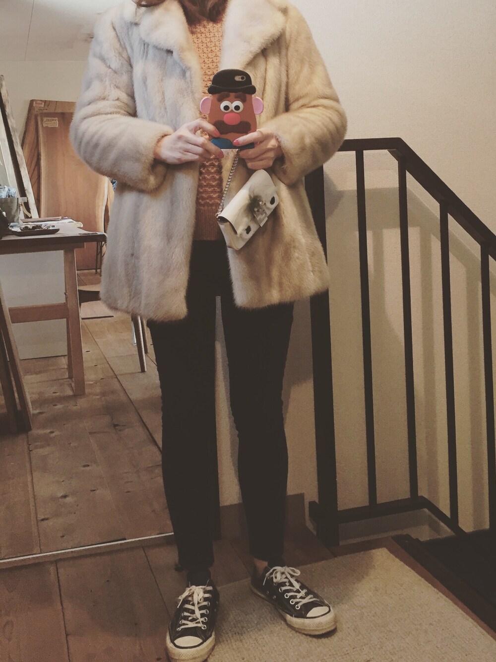 「vintage、USA converse、FENDI」｜「motherのアイテム（その他パンツ、ブルー系）」を使った、mifffunさん（レディース・162cm）の冬コーディネートの1枚目の写真