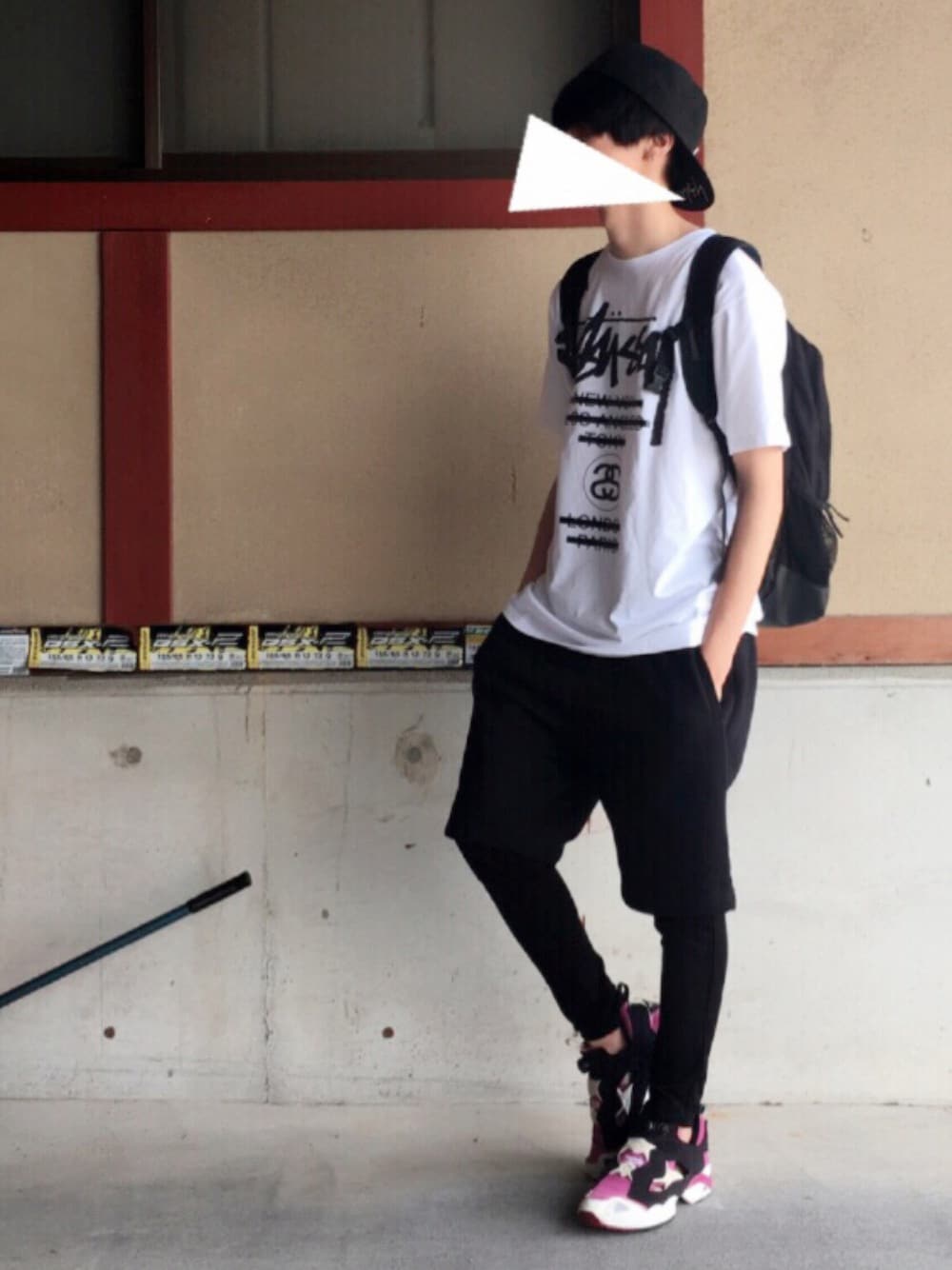 「シンプル、春、ブラック、ストリートMIX、ストリート、ハーフパンツ、夏、シャツ、キャップ、モノトーン」｜「STUSSYのWT Taped Tee（Tシャツ/カットソー、ホワイト系）」を使った、ゆうさん（メンズ・178cm）の春コーディネートの1枚目の写真