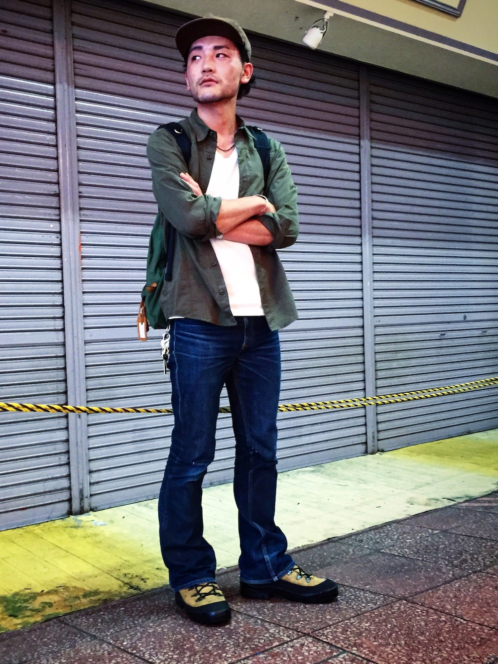 グリーン系のシャツ/ブラウス、ブルー系のデニムパンツ、ブラウン系のブーツを着用したメンズの夏コーディネートの1枚目の写真
