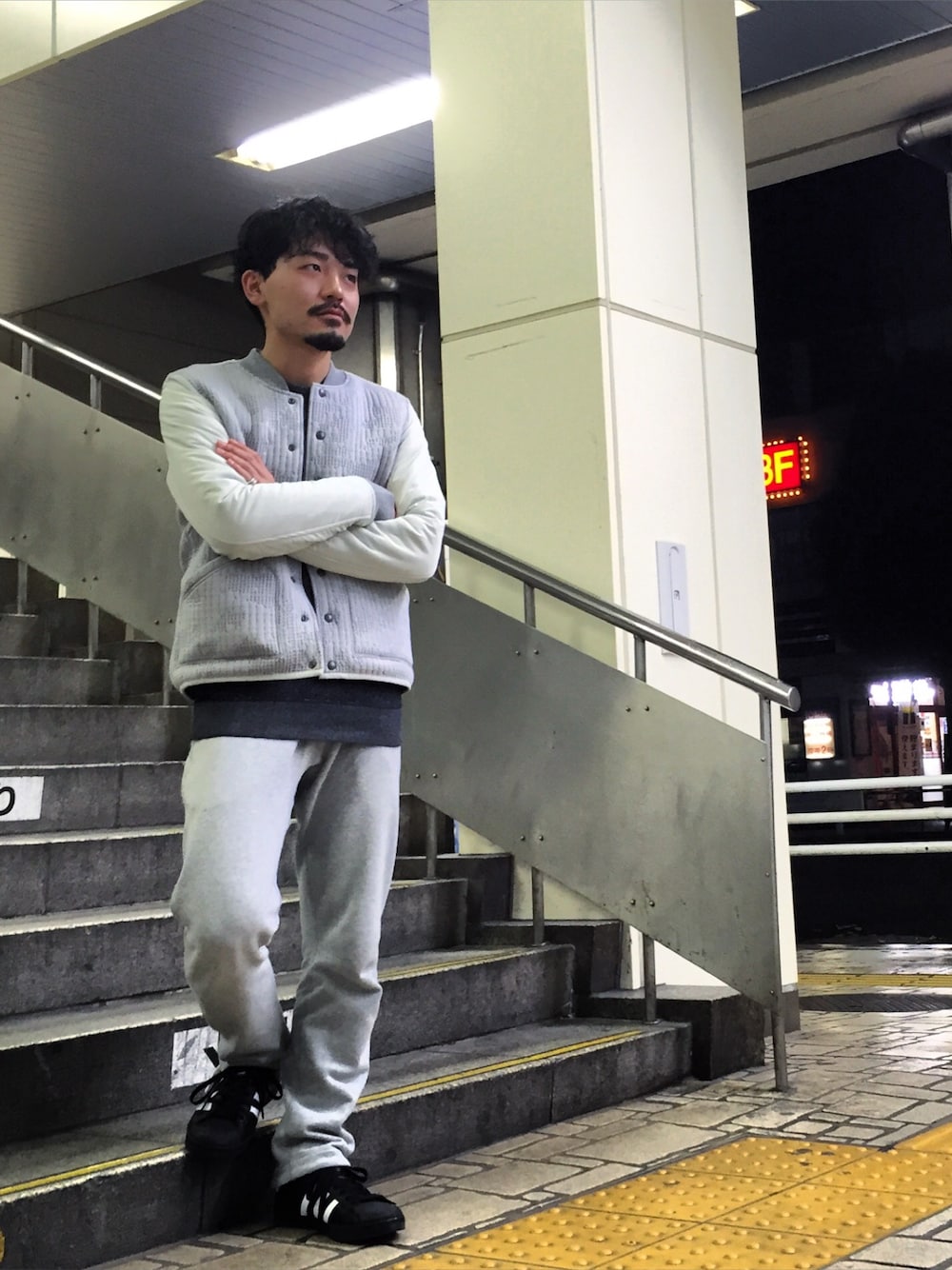 グレー系のスタジャン、ブラック系のスウェット、グレー系のその他パンツを着用したメンズの秋コーディネートの1枚目の写真
