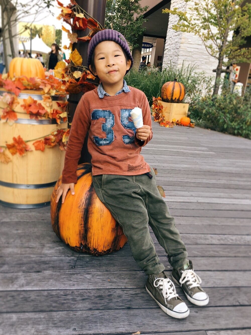 「休日スタイル、ニット帽、スウェット、gotoHollywood、DENIM DUNGAREE、converse、コンバース、kidsfashion、KIDSｺｰﾃﾞ、GRAMICCI」｜「GO TO HOLLYWOODのアイテム（ニットキャップ/ビーニー、パープル系）」を使った、coco☺︎さん（キッズ・120cm）の秋コーディネートの1枚目の写真