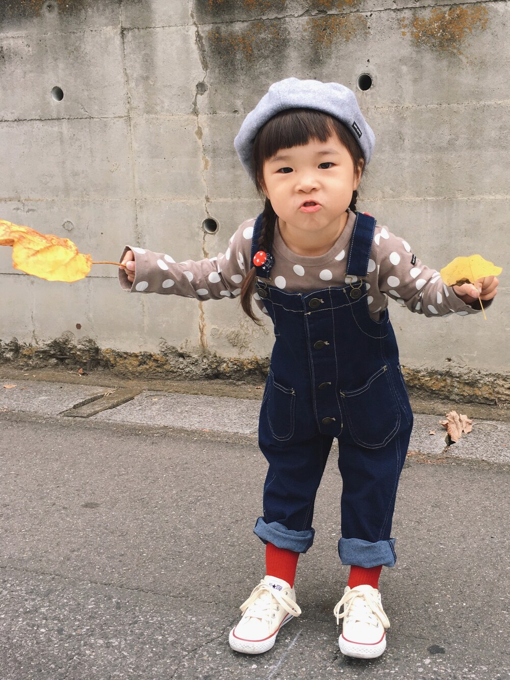 「quoti use fith、birthday、西松屋、converse、kidsfashion、kidscode、ベレー帽、サロペット、110cm、3歳」｜「quoti use fithのベレー帽（ハンチング/ベレー帽、グレー系）」を使った、coco☺︎さん（キッズ・100cm）の秋コーディネートの1枚目の写真