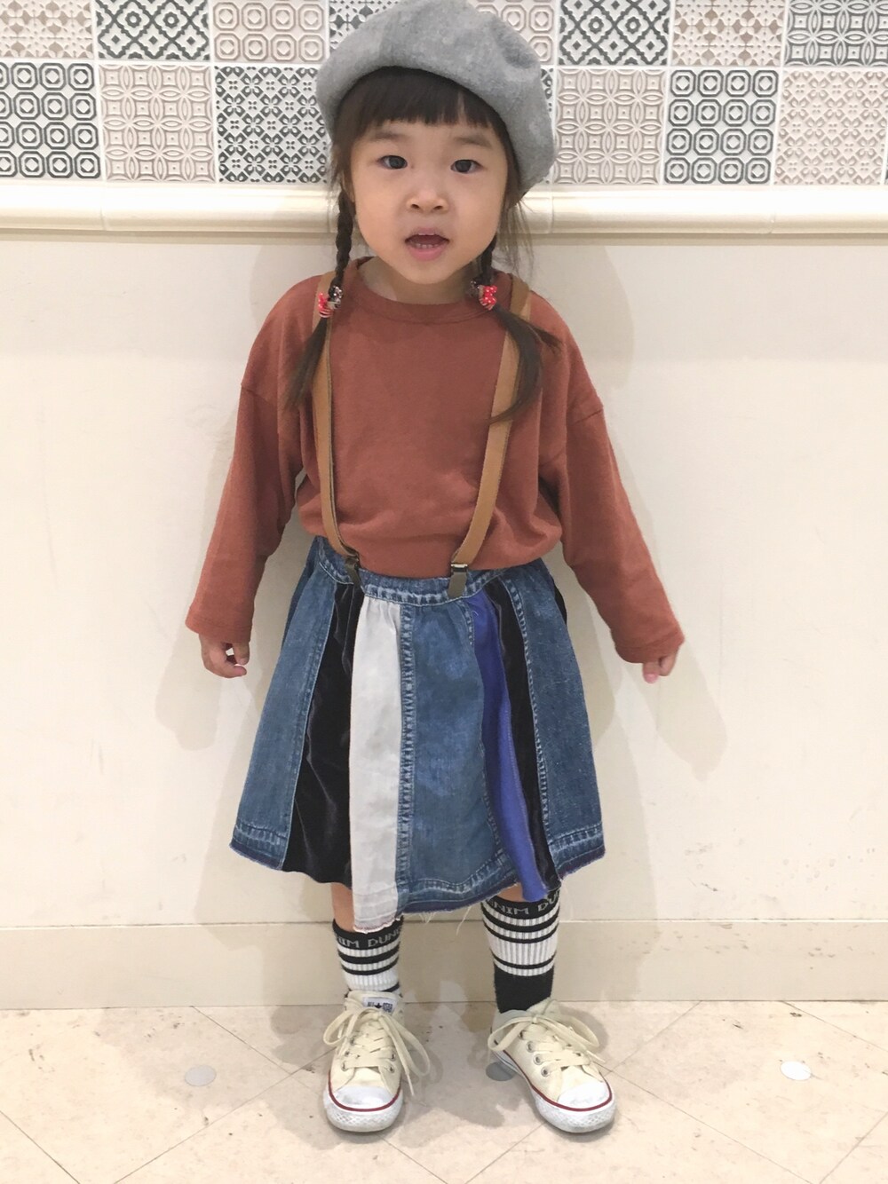 「kids、DENIM DUNGAREE、quoti use fith、gotoHollywood、ベレー帽、3歳、converse、キッズコーデ、キッズファッション、コンバース」｜「quoti use fithのベレー帽（ハンチング/ベレー帽、グレー系）」を使った、coco☺︎さん（キッズ・100cm）の秋コーディネートの1枚目の写真